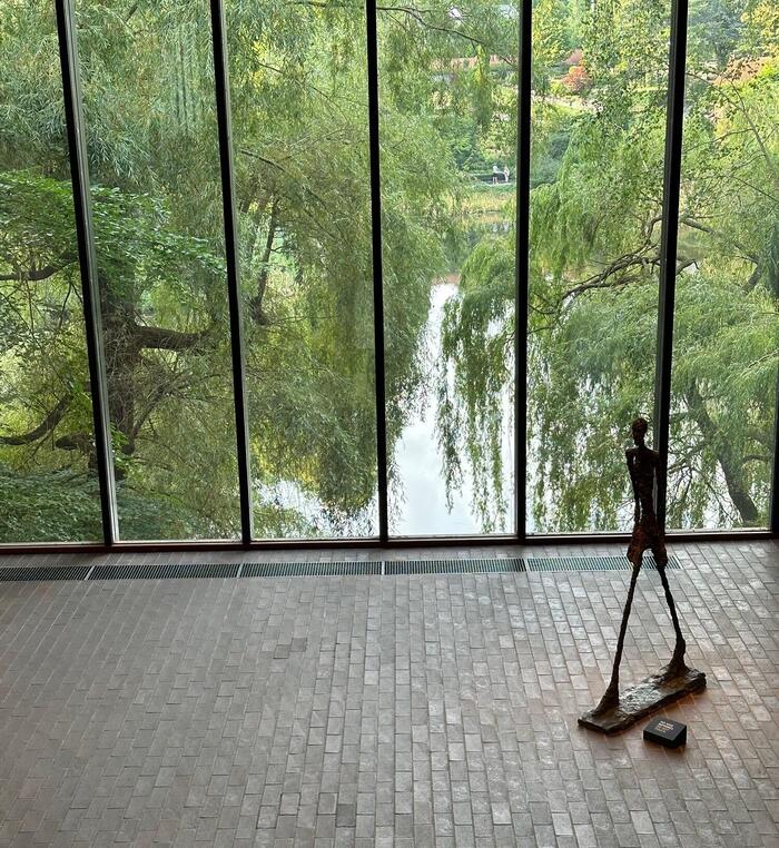 池と調和する彫刻
